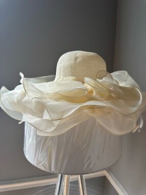 Cream woven hat